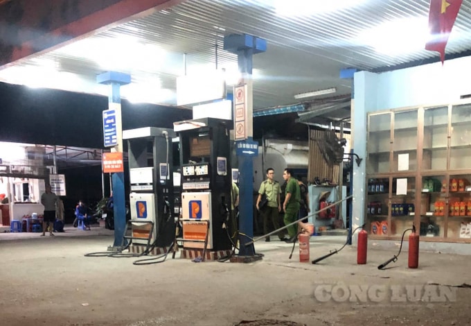 Lực lượng QLTT và Công an kiểm tra, lập biên bản vi phạm đối với cửa hàng xăng dầu số ll.