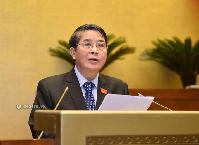 Chủ nhiệm Ủy ban Tài chính- Ngân sách Nguyễn Đức Hải trình bày báo cáo.