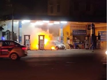 Cây Xăng Hào Nam cháy nghi ngút sau khi bị ô tô lùi trúng. Ảnh: P.V