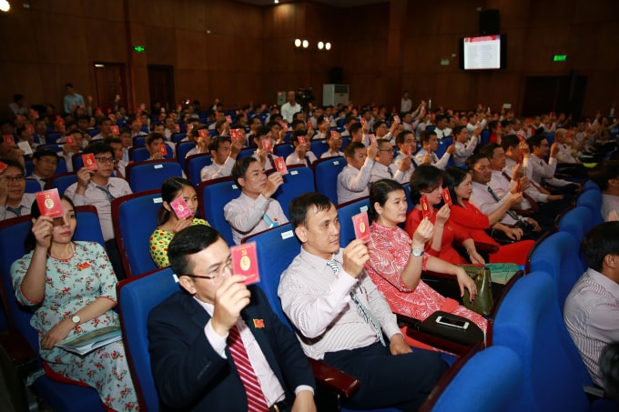 Các đại biểu biểu quyết thông qua các nội dung tại Đại hội.