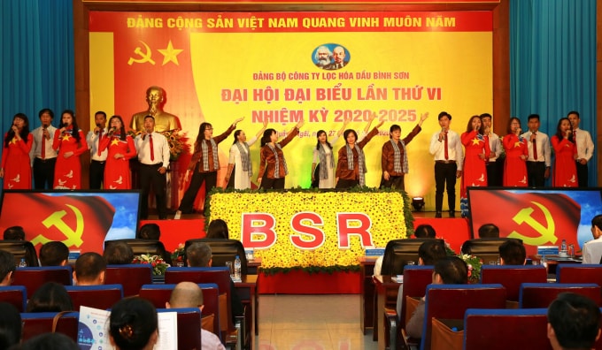 Đoàn viên thanh niên BSR đóng góp tiết mục văn nghệ chào mừng Đại hội.
