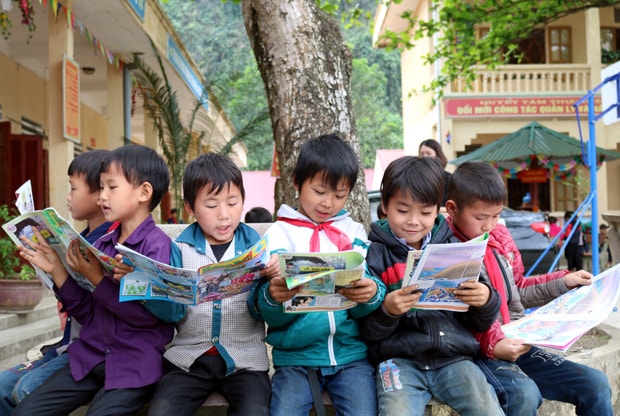 Các em học sinh trường Phổ thông dân tộc bán trú Tiểu học Thuận Hòa, huyện Vị Xuyên say mê đọc báo. Ảnh Thanh Thủy