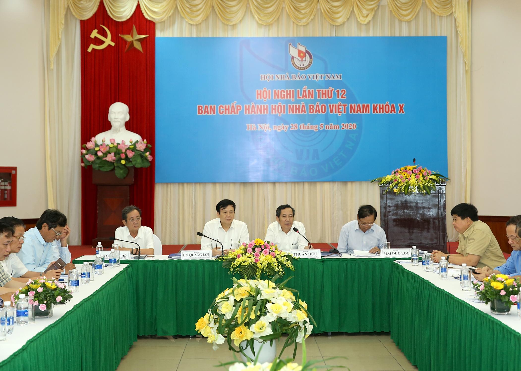 Các đồng chí chủ trì Hội nghị. Ảnh Sơn Hải