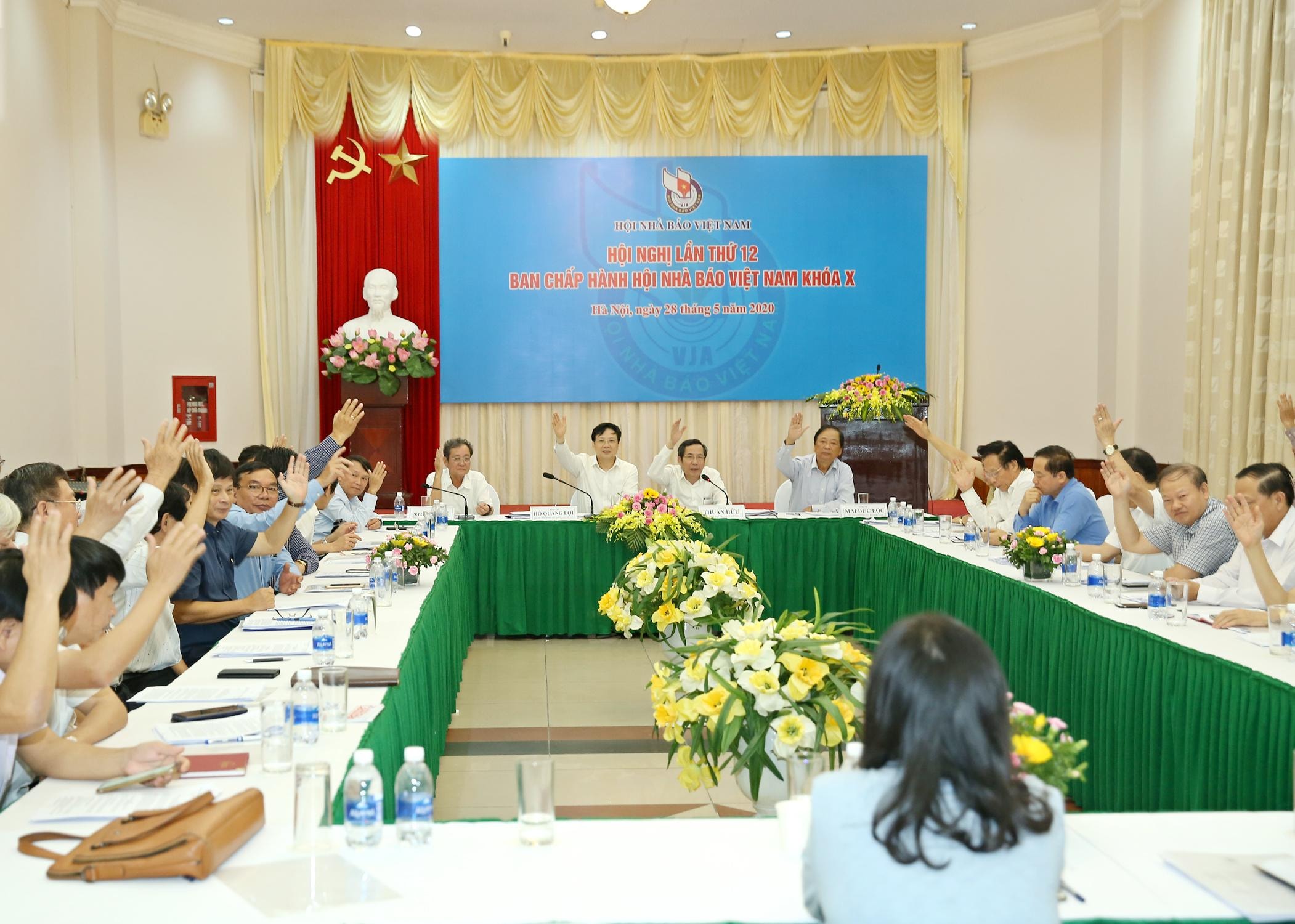 Các đại biểu biểu quyết và thông qua Đề án nhân sự Ban chấp hành Hội Nhà báo Việt Nam khóa XI