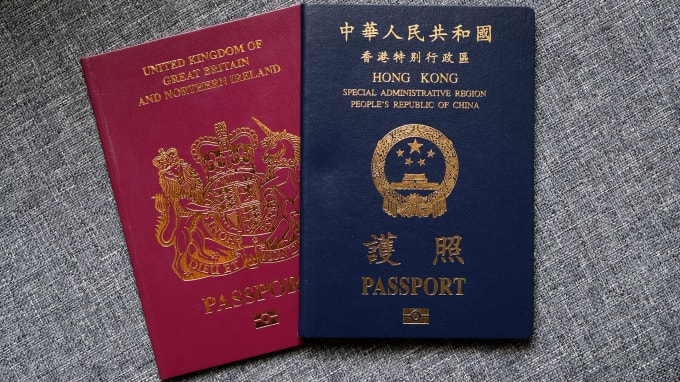 Người dân Hong Kong có quốc tịch Anh sẽ có hai hộ chiếu: hộ chiếu BNO và hộ chiếu Hong Kong. Ảnh: CNN