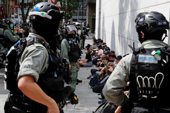 Những người biểu tình tại Hong Kong bị cảnh sát tạm giữ. Ảnh: Reuters
