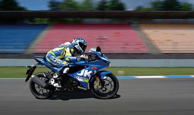 Dàn chân mới của GSX-R125 dùng bộ mâm kích thước 17 inch, có kích thước lốp trước và sau lần lượt là 90/80 và 130/70. Giảm xóc phía trước sử dụng dạng ống lồng, giảm xóc đơn có khả năng điều chỉnh theo tải trọng được trang bị phía sau. Tuy nhiên GSX-R125 thiếu trang bị bộ ly hợp chống trượt và giảm xóc hành trình ngược USD ở phía trước.