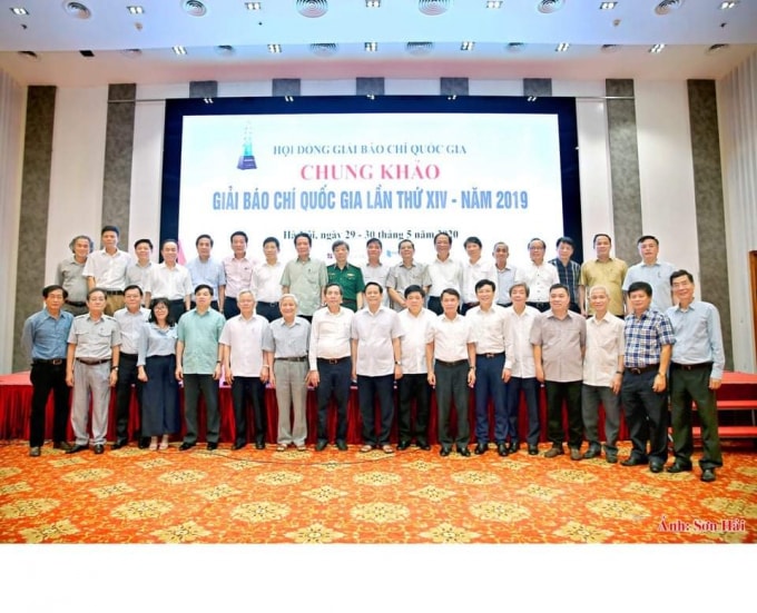 Hội đồng chung khảo chụp ảnh kỷ niệm. Ảnh: Sơn Hải