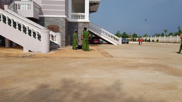 Công an đang kiểm tra hiện trường nơi xảy ra vụ việc