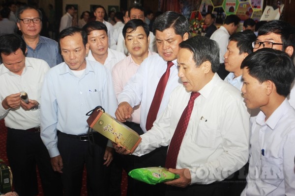 Giới thiệu sản phẩm nông sản của tỉnh Quảng Trị tại hội nghị.