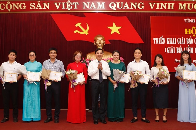 Lãnh đạo tỉnh Nam Định tặng hoa và Giấy chứng nhận cho các tác giả có tác phẩm tham dự Giải Búa liềm vàng lần thứ IV - năm 2019. Ảnh Việt Thắng