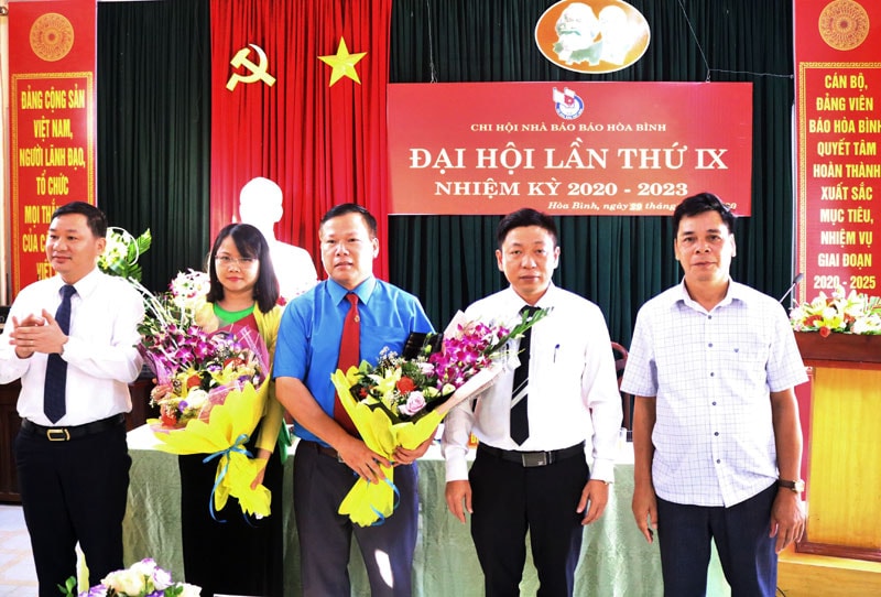 Lãnh đạo tặng hoa chúc mừng Ban Thư ký Chi hội nhiệm kỳ 2020 - 2023( ảnh: baohoabinh).