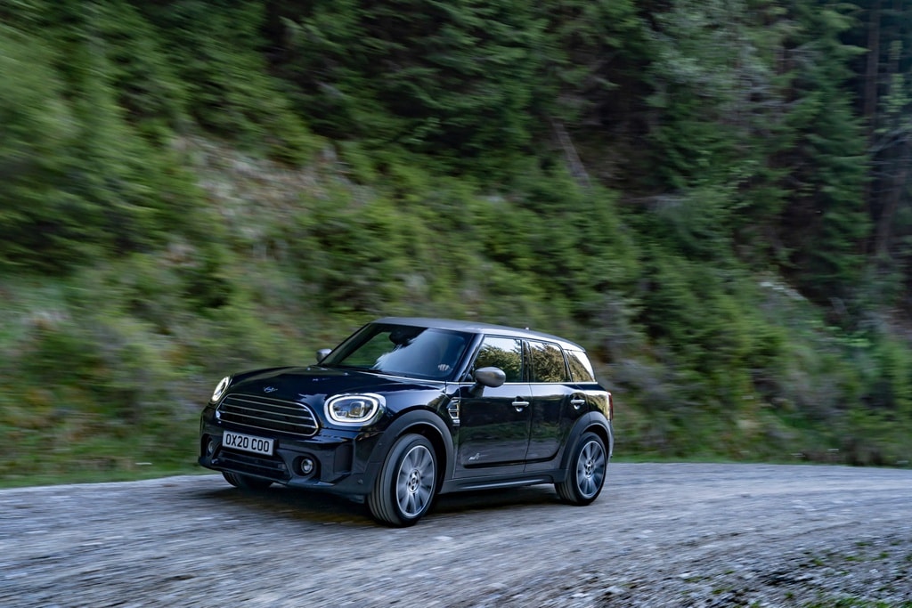 Mini Cooper Countryman ALL4 được trang bị tiêu chuẩn hộp số 8 cấp tự động Steptronic. Ngoài ra, các khách hàng có thể lựa chọn thêm hộp số 6 cấp Steptronic hoặc hộp số ly hợp kép 7 cấp. Mini Countryman 2021 sẽ có mặt tại thị trường Mỹ vào mùa hè năm nay. Mức giá và các thông tin chi tiết sẽ được hãng xe công bố trong khoảng thời gian sớm nhất.