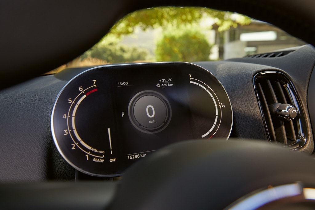 Mini cũng cung cấp một phiên bản plug-in-hybrid Cooper SE Countryman ALL4. Xe sử dụng động cơ1.5L 3 xi-lanh giúp cung cấp sức mạnh cho cầu trước, trong khi đó cầu sau được hỗ trợ bởi một bộ motor điện. Điều này giúp xe đạt công suất tối đa 227 mã lực, cho phép tăng tốc từ 0 lên 100 km/h chỉ trong 6,5 giây trước khi đạt vận tốc đối đa 196 km/h.