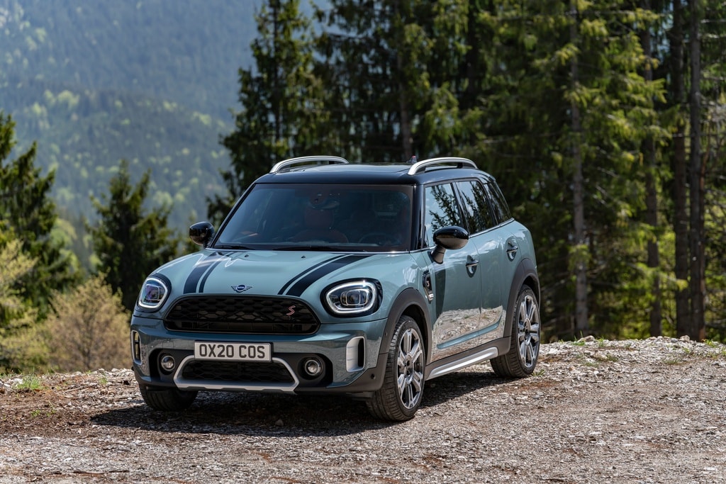 Mini Countryman phiên bản nâng cấp được nâng cấp về ngoại hình, bao gồm hệ thống đèn pha LED cùng lưới tản nhiệt được thiết kế lại, cản trước/sau cũng được làm mới. Hệ thống đèn hậu LED với đồ họa Union Jack cũng là điểm thiết kế nổi bật trên xe. Tuy nhiên xe vẫn giữ được ngôn ngữ thiết kế đặc trưng của dòng Countryman.
