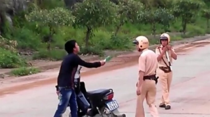 Côn đồ chém đứt gân tay trung tá công an. Ảnh minh họa