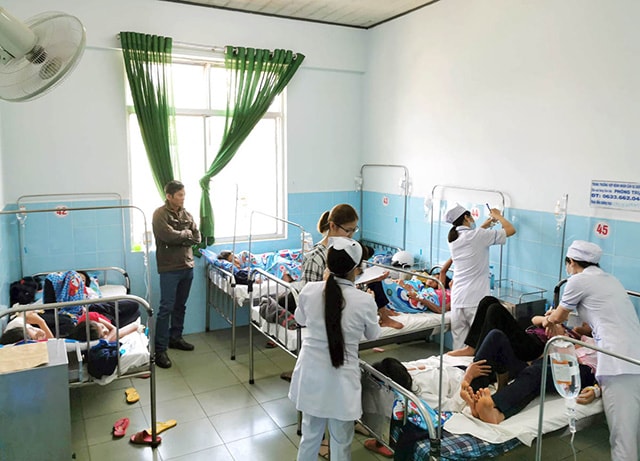 Học sinh nhập viện vì bị ngộ độc thực phẩm. Ảnh: TL