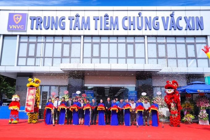 VNVC Ninh Bình tọa lạc tại Số 2 đường Tôn Đức Thắng, P. Đông Thành, Tp. Ninh Bình, tỉnh Ninh Bình, với diện tích lên đến 1.000m2, gồm 20 phòng khám và tiêm, có khả năng phục vụ hàng ngàn lượt khách mỗi ngày.