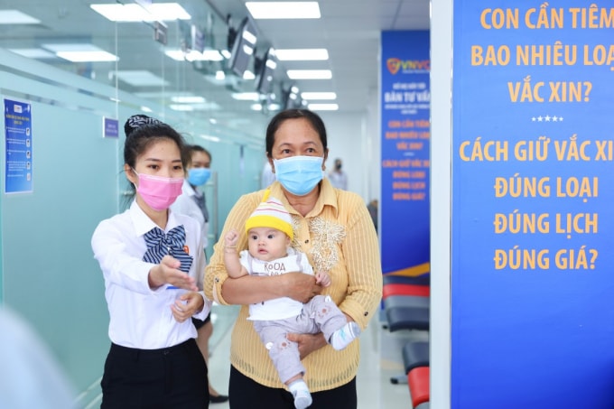 VNVC tiếp tục thực hiện tốt công tác phòng chống dịch, tất cả nhân viên đều đeo khẩu trang đúng cách và rửa tay thường xuyên, nỗ lực là điểm đến an toàn cho tất cả các khách hàng đến tiêm chủng phòng bệnh.