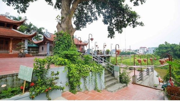 Đền Ba Voi (huyện Đông Anh) được phong tỏa do vì sạt lở bờ sông