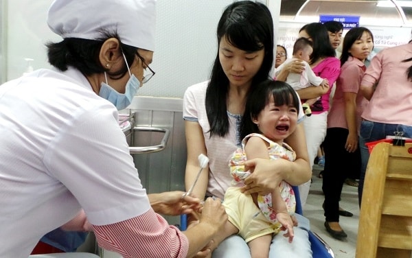 Viêm não Nhật Bản hiện chưa có thuốc đặc trị đặc hiệu nhưng đã có vắc xin phòng bệnh, vì thế cần cho trẻ đi tiêm chủng đúng và đủ thời gian
