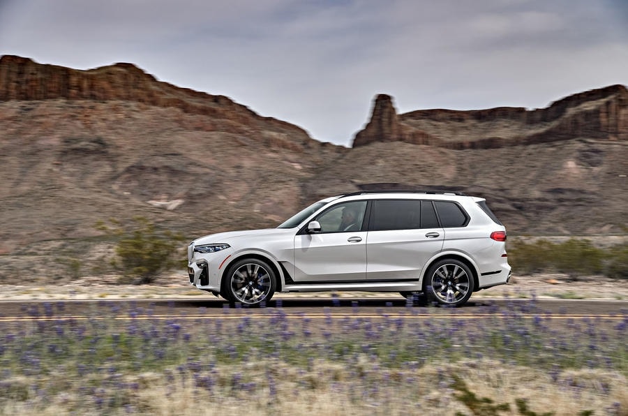 Mặc dù có khối lượng lên đến 2.480 kg, BMW X7 M50i vẫn đem tới khả năng tăng tốc thanh thoát và nhạy bén. Trên thực tế, xe đạt tốc độ từ 0-100 km/h chỉ sau 4,7 giây. Song song đó, tiếng động cơ phát ra từ cặp ống xả M cũng cho cảm giác phấn khích không kém.