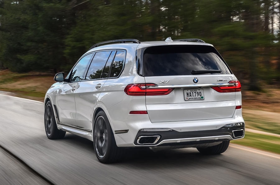 Điểm hạn chế lớn nhất về ngoại thất của BMW X7 M50i nằm ở không gian cốp. Khi dựng hàng ghế thứ 3 lên, mức dung tích cốp của xe chỉ là 320L, thấp hơn con số 355L trên mẫu xe đối thủ Mercedes-Benz GLS.
