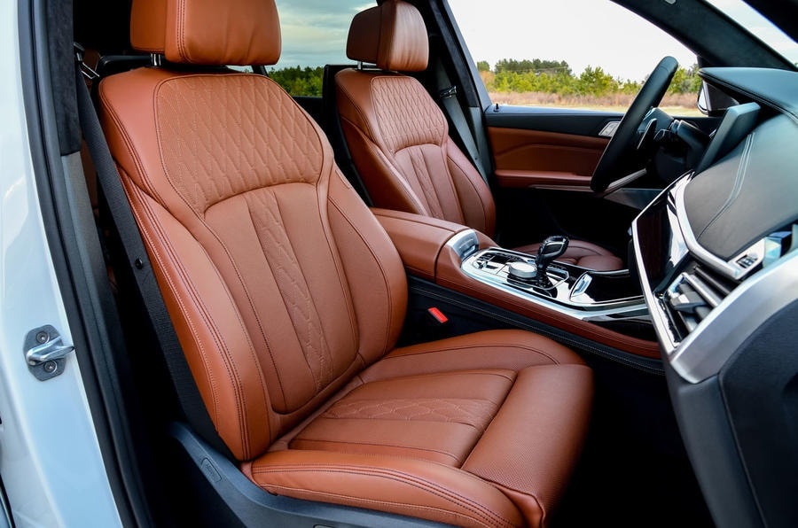 Ngoài ra, gói tùy chọn Executive Package giúp X7 M50i tăng thêm độ sang trọng cho nội thất, với cửa sổ trời toàn cảnh đi kèm hơn 1.000 điểm sáng LED tạo hiệu ứng trần sao. Cần số pha lê với các đường cắt kim cương được chế tác thủ công cũng là một điểm nhấn khác trong cabin của xe.