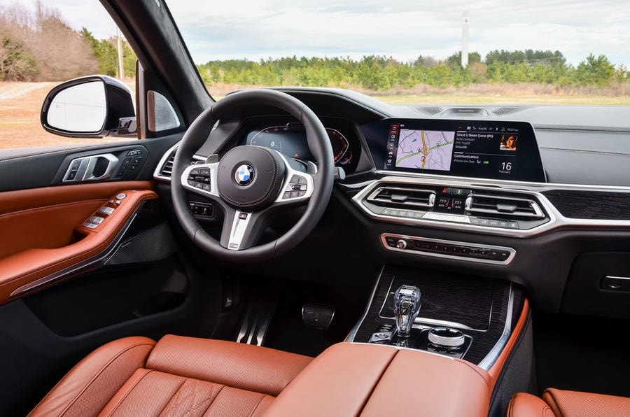 BMW X7 bản M50i cao cấp nhất được trang bị đầy đủ các gói tùy chọn như Cold Weather Package và Luxury Seating Package, với hàng ghế trước chỉnh điện 20 hướng, đi kèm tính năng massage, sưởi/thông gió, sưởi vô-lăng và điều hòa tự động 5 vùng độc lập.