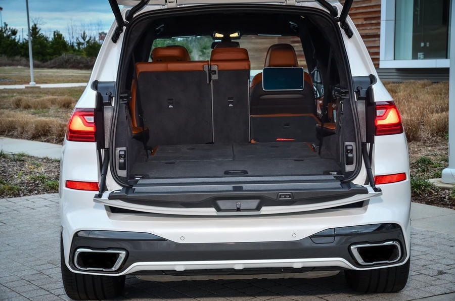 Khoang cabin của BMW X7 M50i được hoàn thiện chủ yếu bằng các loại vật liệu cao cấp như da và gỗ. Điểm nhấn trên phiên bản hiệu năng cao này nằm ở vô-lăng và bảng đồng hồ kỹ thuật số toàn bộ với logo M đặc trưng.