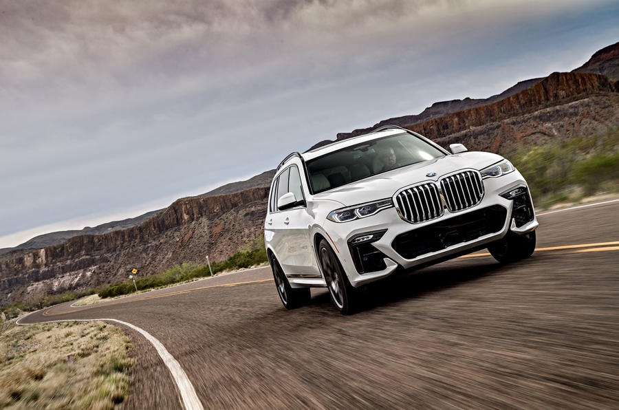 BMW X7 M50i được trang bị động cơ xăng tăng áp kép V8 4.4L, cho công suất 523 mã lực và mô-men xoắn 750 Nm, mạnh mẽ hơn đáng kể mức công suất 335 mã lực và mô-men xoắn 450 Nm trên phiên bản X7 xDrive40i.