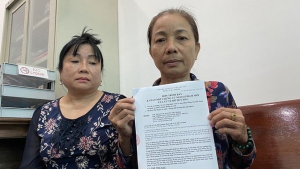 Mẹ tử tù Hồ Duy Hải với lá đơn trình bày và giao nộp chứng cứ ngoại phạm, cho rằng con trai bị án oan