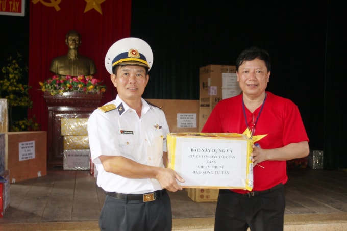 Đại diện Ban Biên tập Báo Xây dựng, Phó TBT Tào Khánh Hưng trao quà tặng các chiến sỹ trên đảo Song Tử Tây- Quần đảo Trường Sa.