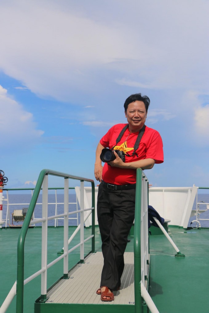 Nhà báo Tào Khánh Hưng trên tàu ra đảo Trường Sa.