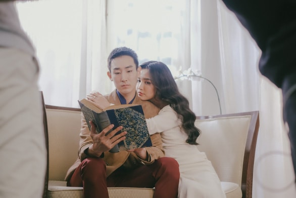 Bích Phương và nam diễn viên Hàn Quốc Kim Ok diễn xuất ăn ý trong MV.