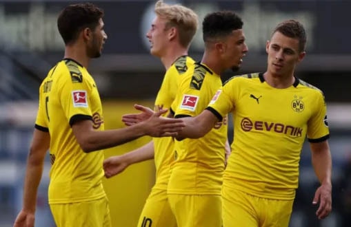 Các cầu thủ Dortmund ăn mừng bàn thắng