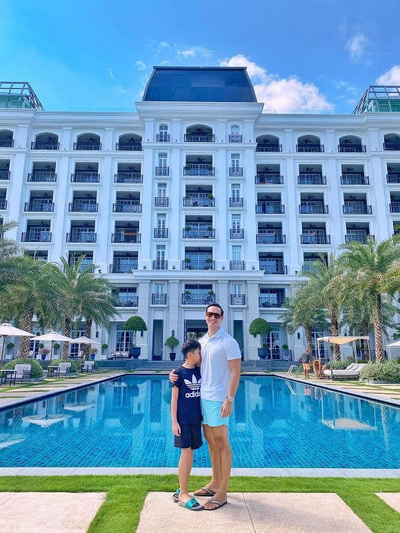 Kim Lý chia sẻ hình ảnh thân thiết cùng cậu bé Subeo, cậu bé đang nép mình vào anh trông như hai cha con thực thụ.
