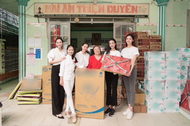 Các em ở mái ấm đều đang ở độ tuổi đi học nên chuyến đi lần này còn mang đến 20 bộ bàn xếp để hỗ trợ các em trong việc sinh hoạt cũng như học tập.