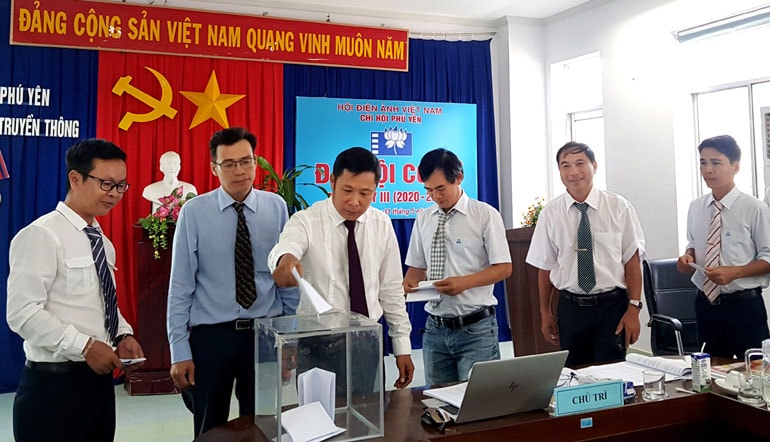 Các thành viên Chi hội Điện ảnh Phú Yên tham gia bỏ phiếu bầu Ban Thư ký chi hội nhiệm kỳ mới( ảnh: internet).