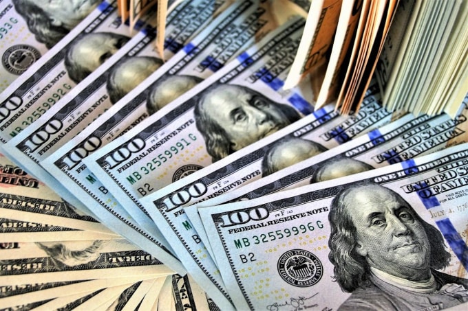 Đồng USD giảm trong phiên giao dịch đầu tuần. Ảnh: TL