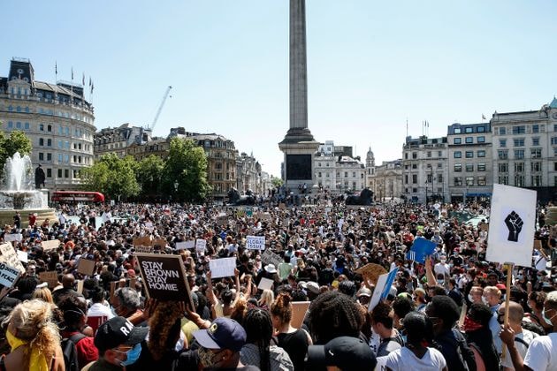 Hàng nghìn người tập trung tại Quảng trường Trafalgar ở London vào Chủ nhật, bày tỏ ủng hộ với George Floyd - Ảnh: Reuters