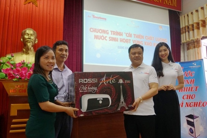 Ông Phạm Văn Uyên, giám đốc khu vực miền Trung, Tập đoàn Tân Á Đại Thành trao tặng quà cho người dân huyện Minh Hóa (Quảng Bình).