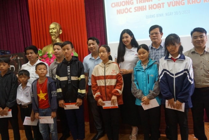 Đại diện Tập đoàn Tân Á Đại Thành và Báo Tiền phong tặng học bổng cho học sinh huyện Minh Hóa.