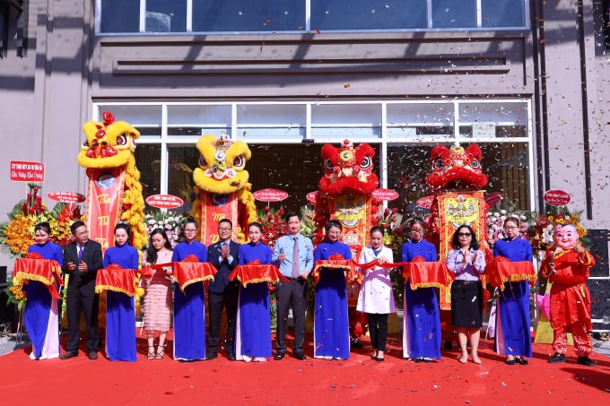 VNVC Trung Sơn, Bình Chánh với diện tích lên đến 1.000m2, gần 30 phòng khám và phòng chích, có khả năng phục vụ hàng ngàn lượt khách mỗi ngày, đáp ứng nhu cầu chích ngừa vắc xin cho người dân huyện Bình Chánh và các quận huyện lân cận.