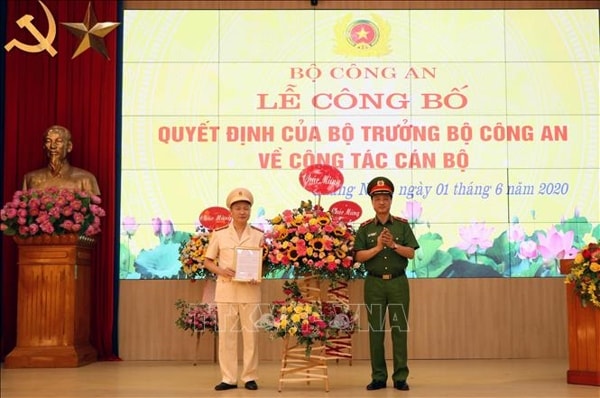 Thiếu tướng Nguyễn Duy Ngọc trao quyết định cho Đại tá Nguyễn Ngọc Lâm. Ảnh: TTXVN