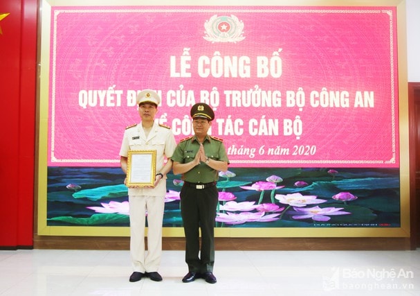 Thừa ủy quyền của Bộ Công an, Thiếu tướng Nguyễn Hữu Cầu - Giám đốc Công an tỉnh Nghệ An trao quyết định điều động, bổ nhiệm Phó Giám đốc Công an tỉnh đối với Đại tá Cao Minh Huyền. Ảnh: BNA