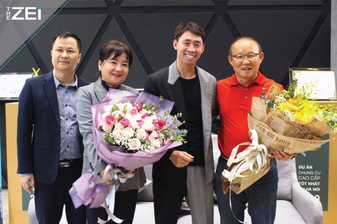 HLV Park Hang Seo và vợ chụp hình cùng đại diện Chủ đầu tư dự án The Zei sau khi ký kết hợp đồng mua căn hộ.