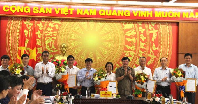 Ban Thường vụ Tỉnh ủy trao Quyết định cho 06 Ủy viên Ban Chấp hành Đảng bộ tỉnh nhiệm kỳ 2015-2020. Ảnh: TL
