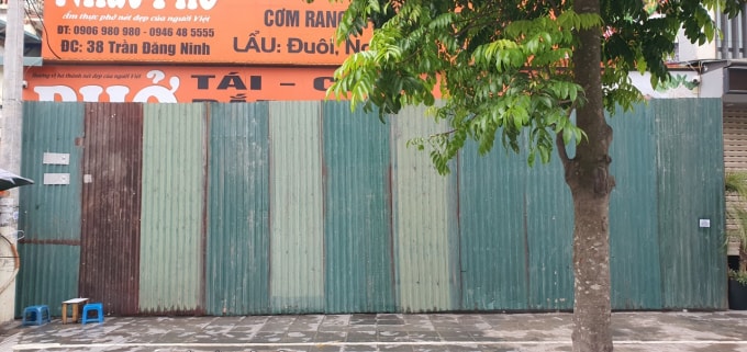 Công trình vi phạm trật tự xây dựng tại số đường Khúc Thừa Dụ được quây tôn để chuẩn bị tháo dỡ các hạng mục.