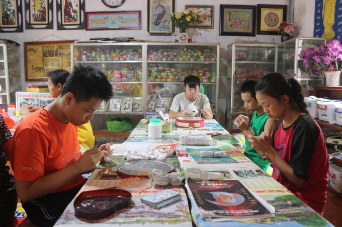 Những sản phẩm làm bằng giấy được người khuyết tật tỉ mỉ tạo ra. Ảnh: Bảo Ngân